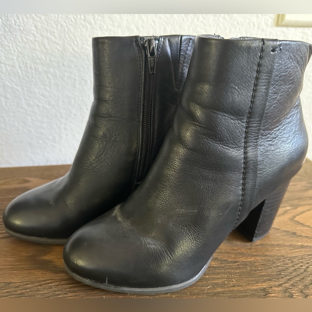 Vionic Women’s Black Leather Booties Size 5